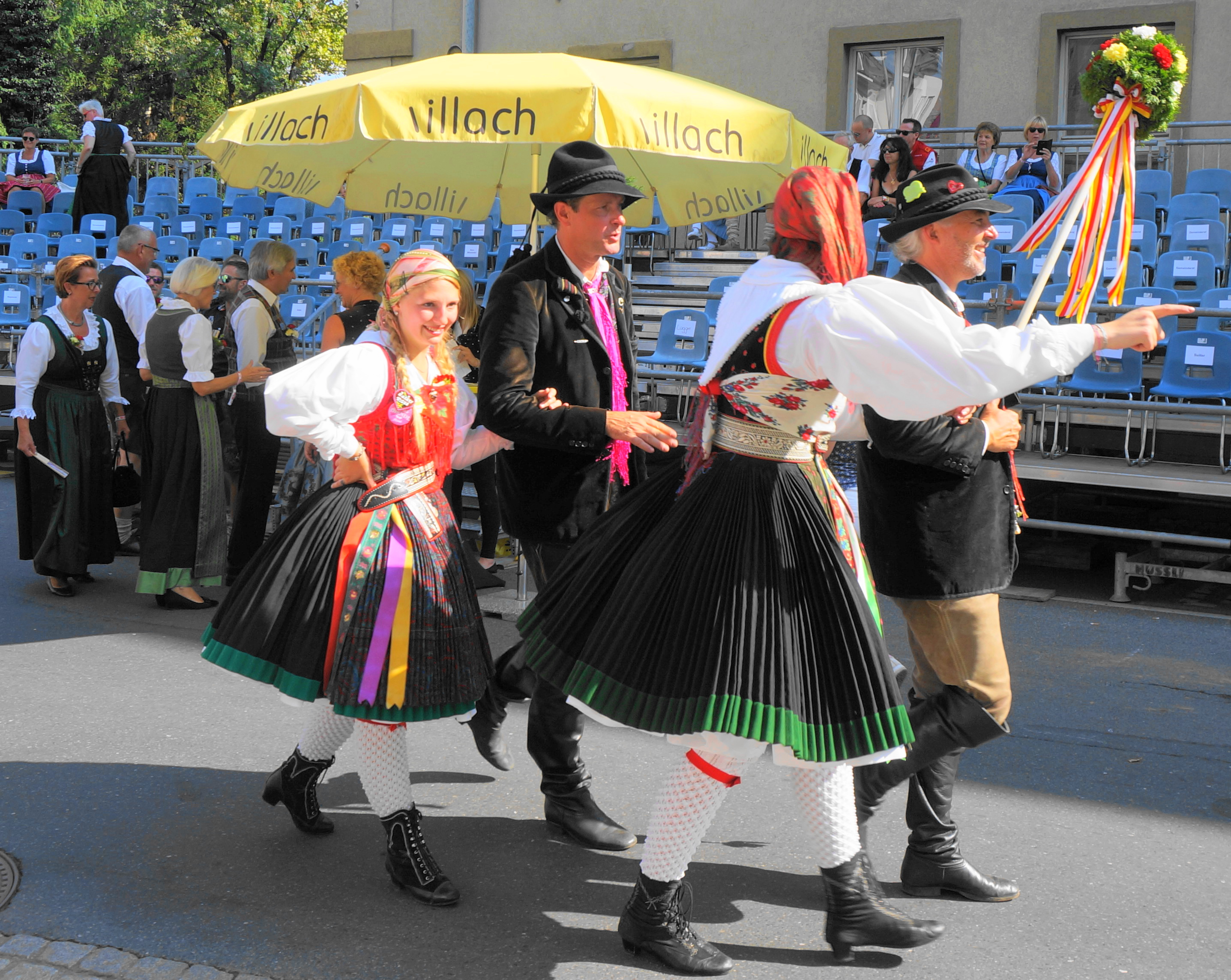Trachtengruppe beim Dorffest